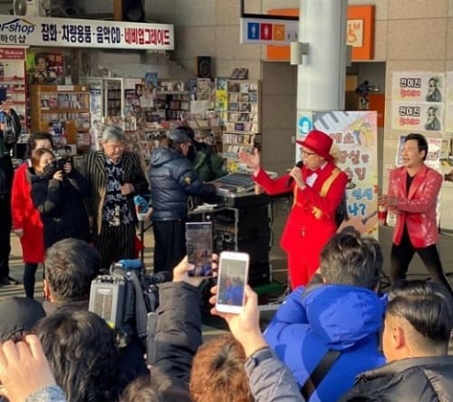 “溜三丝”刘在石顺天上班路公开 休息站街头表演_韩饭网